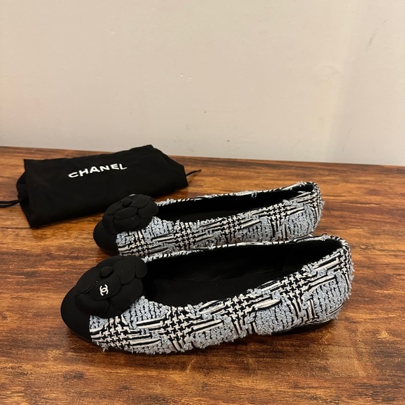 Chanel never worn flats AVAILABLE TILL 06/06 - Picture 2 of 10